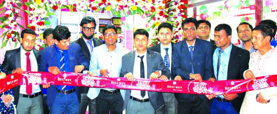 RN Paul, Managing Director of RFL Group, inaugurating its new outlet at Shibpur in Narsingdi recently. Rahat Zahan Shamim, In-charge, Atikur Rahman, Head of Sales, Mehedee Hasan, Senior Brand Manager of the company and local elites were also present.