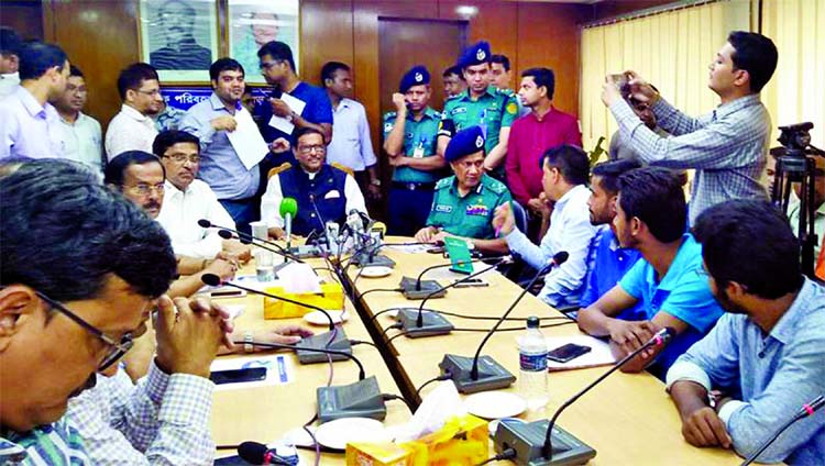 A delegation of DU students sat with Awami League General Secretary Obaidul Quader at the AL office at Dhanmondi following overnight violence on the campus across the country protesting job quota system on Monday.