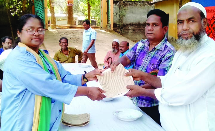 SARIATPUR: Mokter Hossain Morol, President, Managing Committee of Sajonpur High School distributing prizes among the winners of annual sports and cultural competition of the School yesterday.