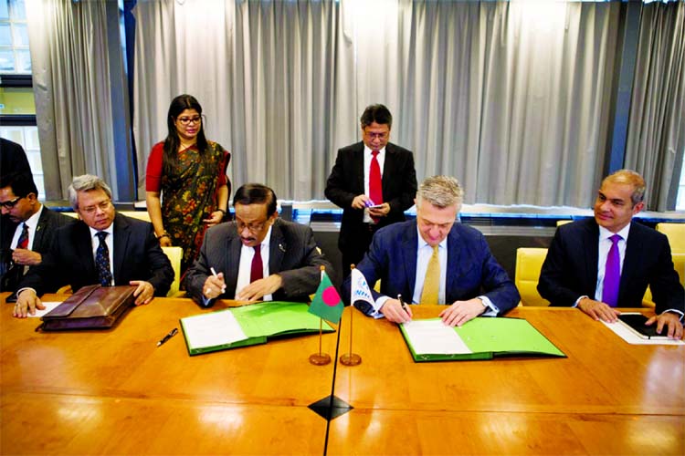 High Commissioner Filippo Grandi and Bangladesh Foreign Secretary Mohammad Shahidul Haque sign an MoU on voluntary repatriation of Rohingya refugees in Geneva on Friday.