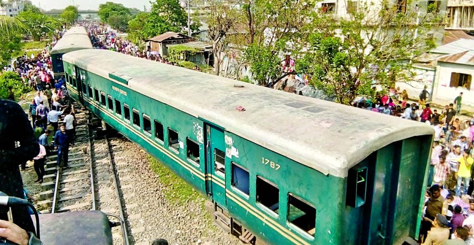 Four compartments of Dhaka bound Jamalpur Commuter Train derailed in Gazipur in Tongi leaving 5 persons dead and scores of people injured.