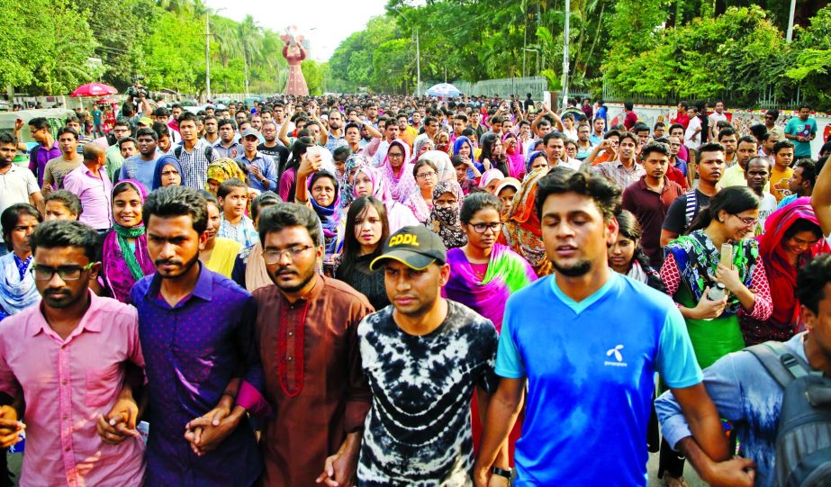 Students' Right Protection Council brought out a procession on the DU campus on Monday demanded withdrawal of all cases filed by the police against the protesters during quota reform movement within two days.