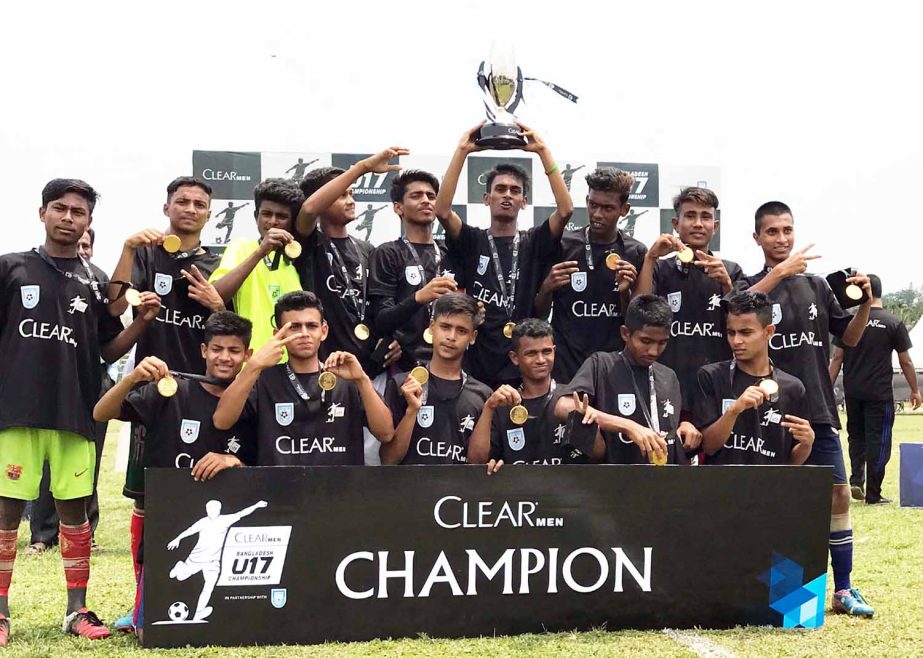 Players of Patenga High School who became champion of Clearmen Bangladesh U-17 Championship Football tournament beating TSP Complex School pose for photo at the Chattogram Physical Training College ground on Tuesday.