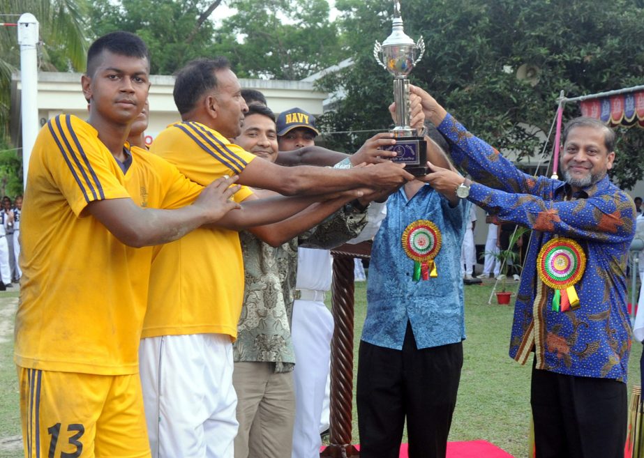 Area Commander of Khulna Naval Region Commodore Shamsul Alam distributes the prize to the BNS Titumir Base, champions of the Inter-Base Volleyball Competition at the Titumir Sports Complex in Bangladesh Naval Ship, Khulna on Wednesday.