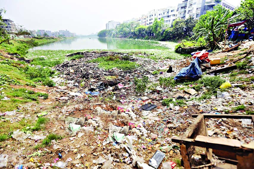 Indiscriminate dumping of waste and rubbish fell on the lake continues unabated by the pedestrians and locals, causing heavily polluting the water body and environments as well. This photo was taken from Gulshan-2 lake on Thursday.