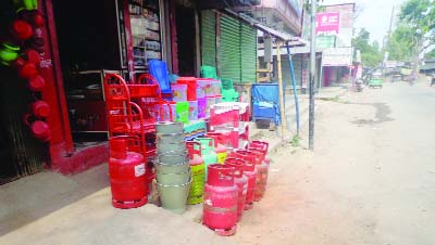 JOYPURHAT: LP gas cylinders are being sold without any safety measures in Joypurhat markets.