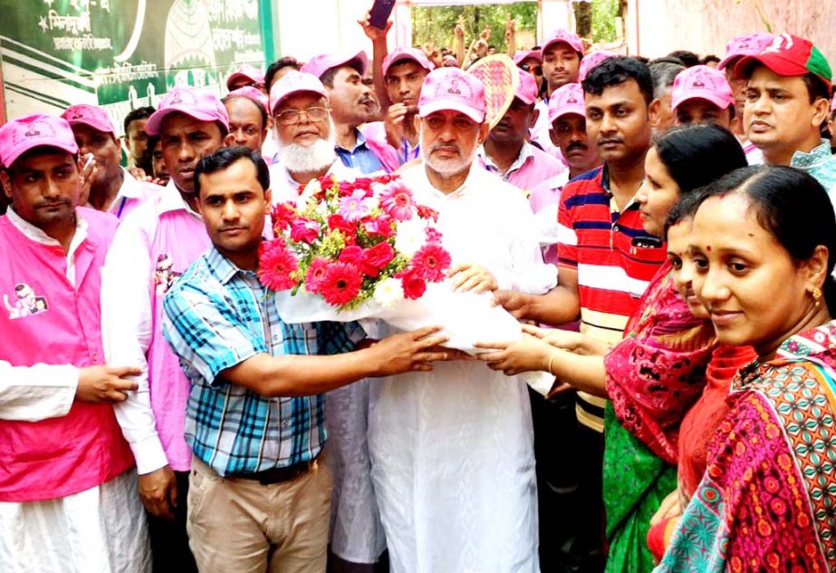 The teachers, students and the committee members of Bara Takurpara School of Raozan Noapara greeted the lawmaker presenting bouquet on his Eye Witnessing Raozan Programme on last day of the programme.