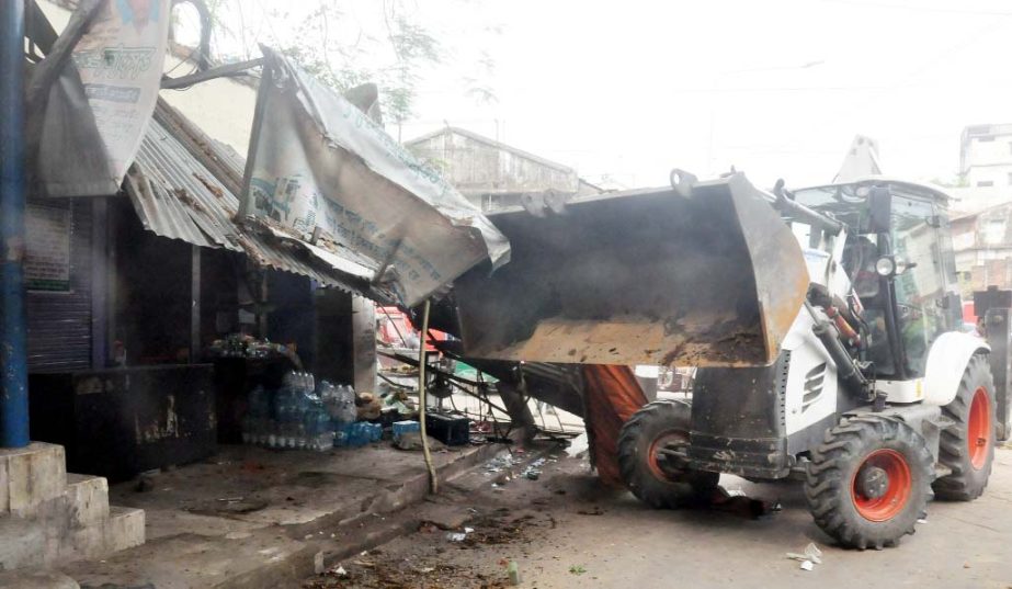 Chattogram City Corporation (CCC) conducted a mobile court to evict illegal structures on K C Dey Road in the Port City on Thursday.