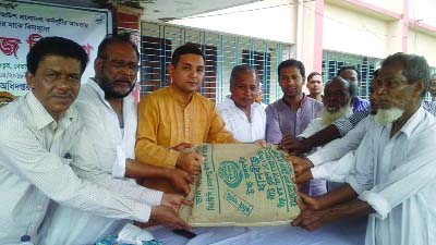 BETAGI (Barguna): Betagi Poura Mayor Alhaj ABM Golam Kabir distributing free agriculture goods among the small and merginal farmers at Upazila Parishad Auditorium as Chief Guest on Friday.