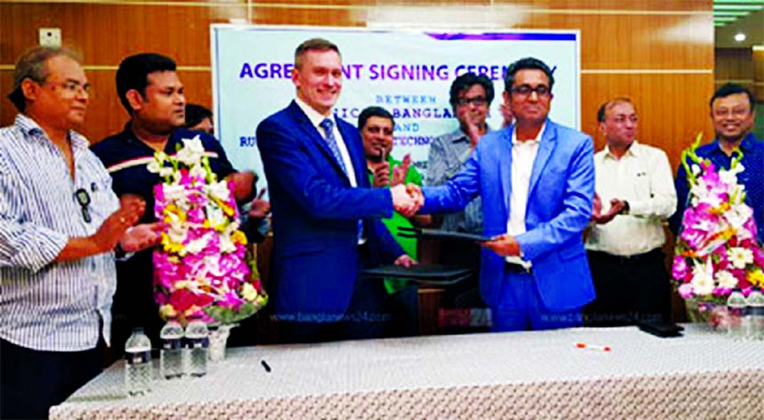 Md. Shahid-ul Munir, CEO of Unicom Bangladesh and Aleksei Chugunov, Technical Director of RITE (Russia's state-owned apex IT company), exchanging an MoU signing documents at a convention centre in the city on Wednesday. Under the deal, Russia will work f