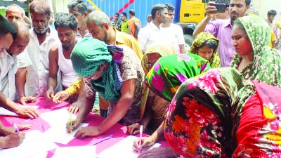 BARISHAL: Bidi factory workers, businessmen and consumers in Barishal arranged mass-signature campaign for alternative workspace before closing bidi factories on Sunday.