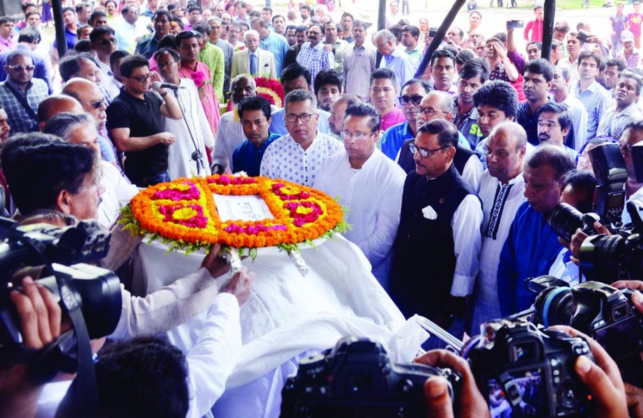 People from all walks of life including Road, Transport and Bridges Minister Obaidul Quader paying last repect to Ekushey Medal winner Poet Belal Chaudhury by placing wreaths on his coffin at the Central Shaheed Minar in the city on Wednesday.