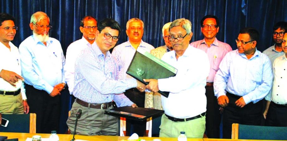 Md. Abul Kalam Azad, LGED Chief Engineer and Saiful Islam Kamal, Chairman of Navana Construction, exchanging agreement signing documents on construction of 600-metre long bridge over Kaliganga River in Nesarabad upazila in Pirojpur District at LGED headqu