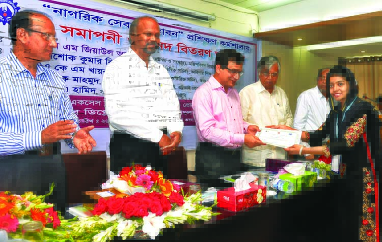 NM Ziaul Alam, Secretary (Coordination and Reform) of Cabinet Division, handing over certificate among the participants of a 5 day-long workshop on "Innovation in Citizen Service" organized by Institute of Diploma Engineers, Bangladesh (IDEB) in support