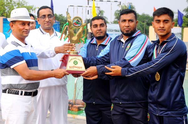 Bangladesh Army Area Commander Headquarter logistic area Mejor General Ataul Hakim Sarwar Hasan giving away champoins trophy to the Tenth Infantry Division of Bangladesh Army team,who became Champions of the Bangladesh Army Watersports at Army Swimming Co