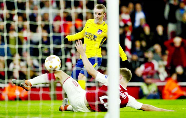 Atletico's Antoine Griezmann scores the first goal of their team during the Europa League semifinal first leg soccer match between Arsenal FC and Atletico Madrid at Emirates Stadium in London on Thursday.