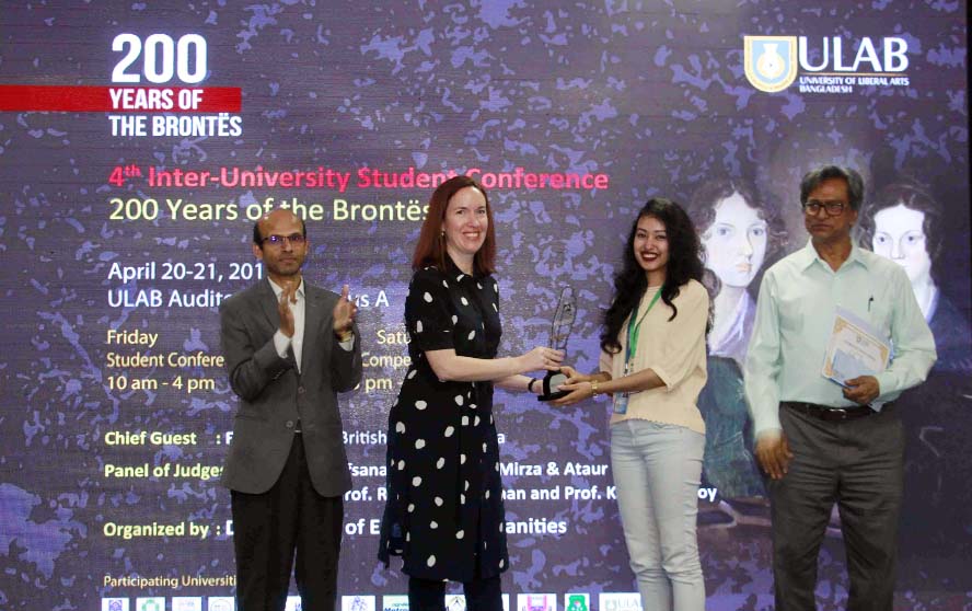 Faye Nicholls, Teaching Centre Manager of British Council, Bangladesh distributes prize among the winners of 4th Inter-University Student Conference and Cultural Competition held at ULAB in the city rencently.