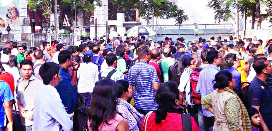 India bound passengers got stranded at long queues at Benapol check-post, due to 3-4 days holidays. This photo was taken on Saturday.