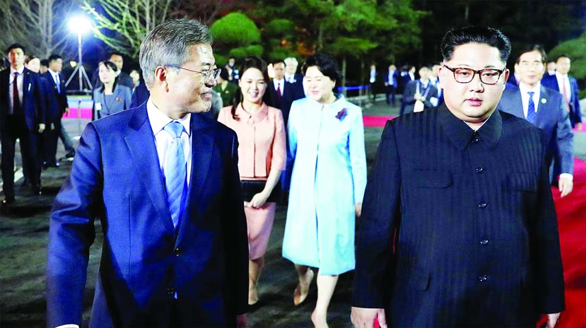 South Korean President Moon Jae-in, North Korean leader Kim Jong Un, Kim's wife Ri Sol Ju and Moon's wife Kim Jung-sook attend a farewell ceremony at the truce village of Panmunjom inside the demilitarized zone separating the two Koreas on Friday.