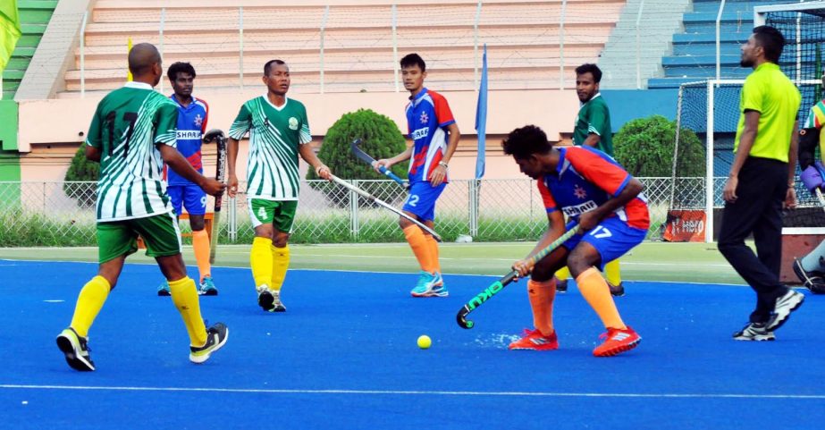A moment of the Green Delta Insurance Premier Division Hockey League between Dhaka Mariner Youngs Club and Victoria Sporting Club at the Maulana Bhashani National Hockey Stadium on Saturday.