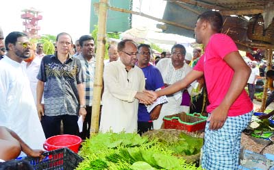 KHULNA: Md Nazrul Islam Monju, Mayor candidate of Khulna City Corporation from BNP talking to shop keepers during an election campaign at Gollamari area on Sunday.