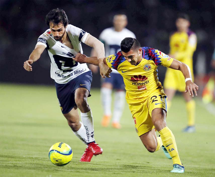 Pumas' Alejandro Arribas (left) fights for the ball with America's Henry Martin during a Mexican soccer league quarterfinal match in Mexico City on Wednesday.