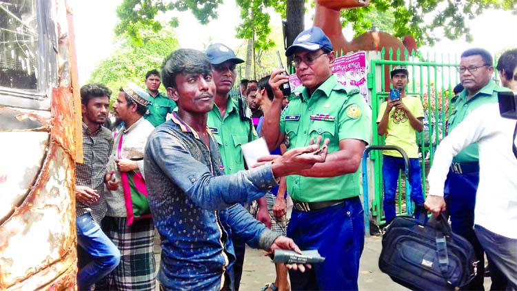 BSTI-DMP joint mobile court in a drive detained some drivers without licenses sent them prison on different terms with penalty for reckless driving. This photo was taken from Shahbagh area on Thursday.