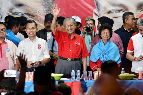 Former Malaysian Prime Minister and candidate for opposition Alliance Of Hope, Mahathir Mohamad, waves to his supporters during an election campaign rally in Kuala Lumpur, Malaysia
