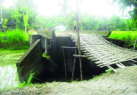 SUNDARGANJ (Gaibandha) : A pucca bridge needed replacing bamboo bridge over Katajan canal in Ramjiban Union .