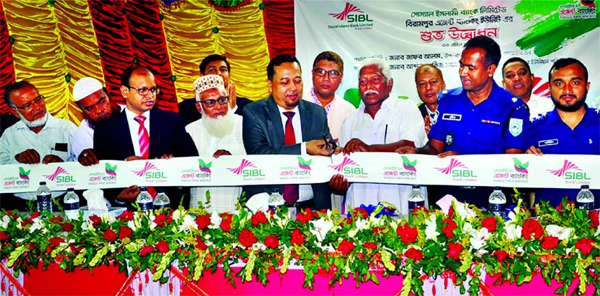 Zafar Alam, DMD of Social Islami Bank Limited, inaugurating its 70th Agent Banking Unit at Birampur in Dinajpur on Monday as chief guest. MA Mottaleb, SVP, Md. Abdus Salam, Manager of SIBL Gobindagonj Branch of the bank and other local elites were also pr