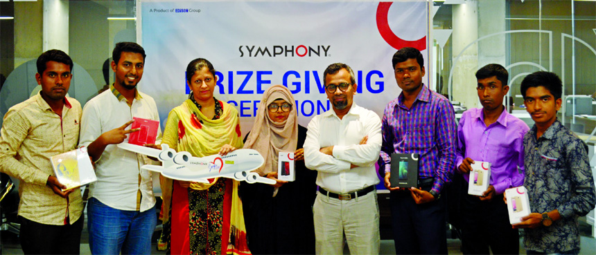 Maksudur Rahman, Senior Director (Business Operation) of Symphony Mobile poses for a photograph with the winners of different campaigns of the company at a prize giving ceremony in the city recently.