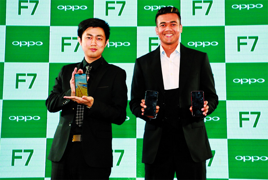 National cricketer and Brand Ambassador of OPPO Bangladesh Taskin Ahmed, inaugurating a new product F7at a launching programme at a hotel in the city recently. Damon Yang, Managing Director of OPPO Bangladesh was also present.