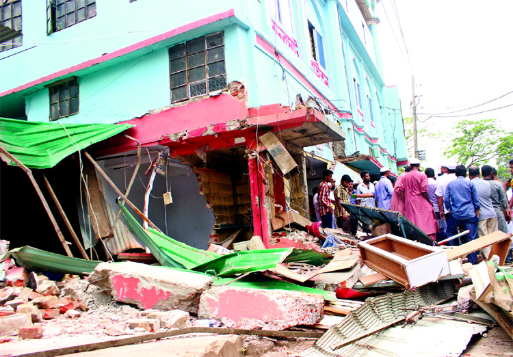 Musallis protesting the BIWTA's drive after dismantling a portion of the illegally established mosque at Sadarghat area in city on Sunday.