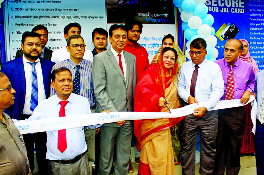 Hasina Gazi, Mayor of Tarabo Pouroshova, inaugurating Jamuna Bank's 2nd Digital Banking Center "Jamuna Bank Speed" at Tarabo Pouroshova, Rupgonj, Narayangonj recently. A.K.M Saifuddin Ahmed, Deputy Managing Director of the bank presided over the progra