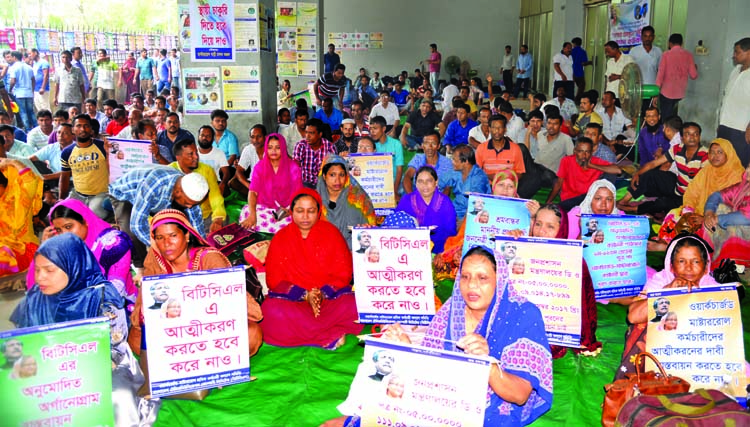 Workcharged Muster Roll Sramik Karmachari Kalyan Samity staged a sit-in on Telecommunication Building premises in the city on Tuesday demanding regularisation of their jobs.