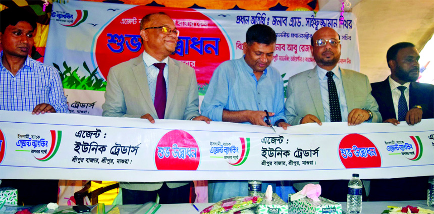 Prime Minister's APS Advocate Saifuzzaman Shekhor, inaugurating an Agent Banking outlet of Islami Bank Bangladesh Limited at Sreepur Bazar in Magura District on Monday as chief guest. Abu Reza Md. Yeahia, DMD, Mizanur Rahman, Head of Jashore Zone, Md. Ja