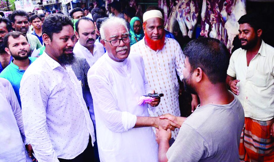 KHULNA: Awami League nominated KCC mayor candidate Talukder Abdul Khalek conducting election campaign at Ward No 20 in the city on Tuesday.
