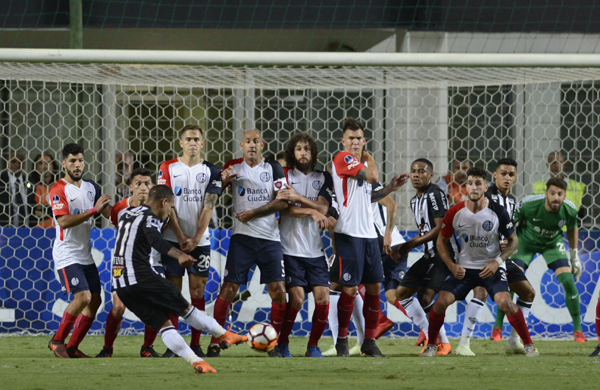 Romulo Otero of Brazil's Atletico Mineiro shoots a free kick during a Copa Sudamericana soccer match against Argentina's San Lorenzo, in Belo Horizonte, Brazil on Tuesday.