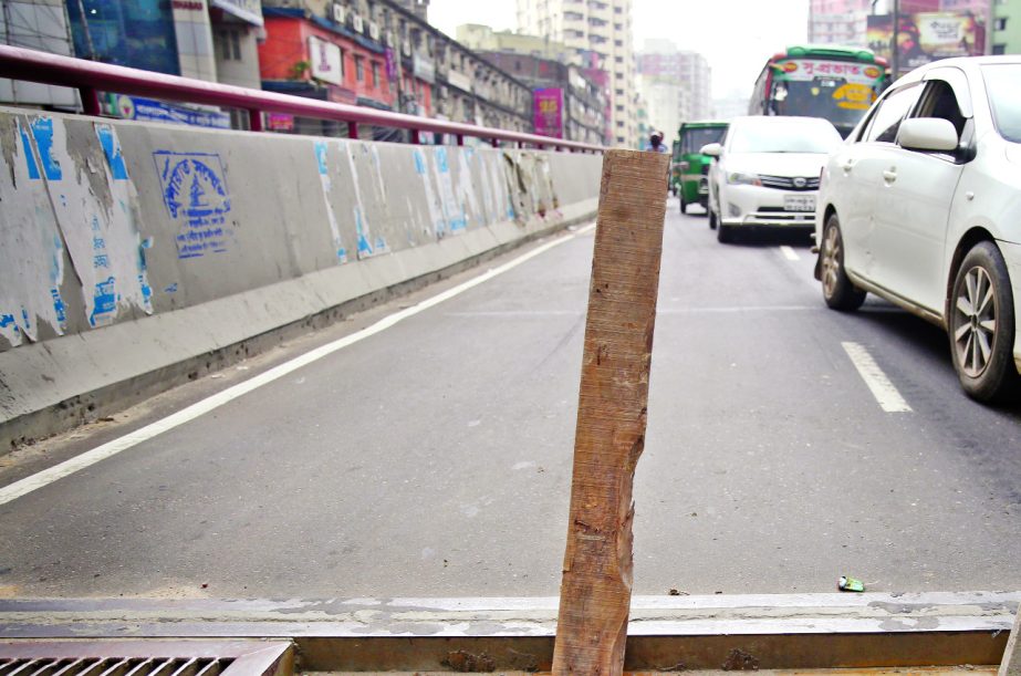 An iron slab is missing from the middle of Maghbazar-Malibagh flyover, creating major risk for accident anytime. But the authorities concern did not pay any heed to the matter and taken initiative to repair it. This photo was taken from Shantinagar area o
