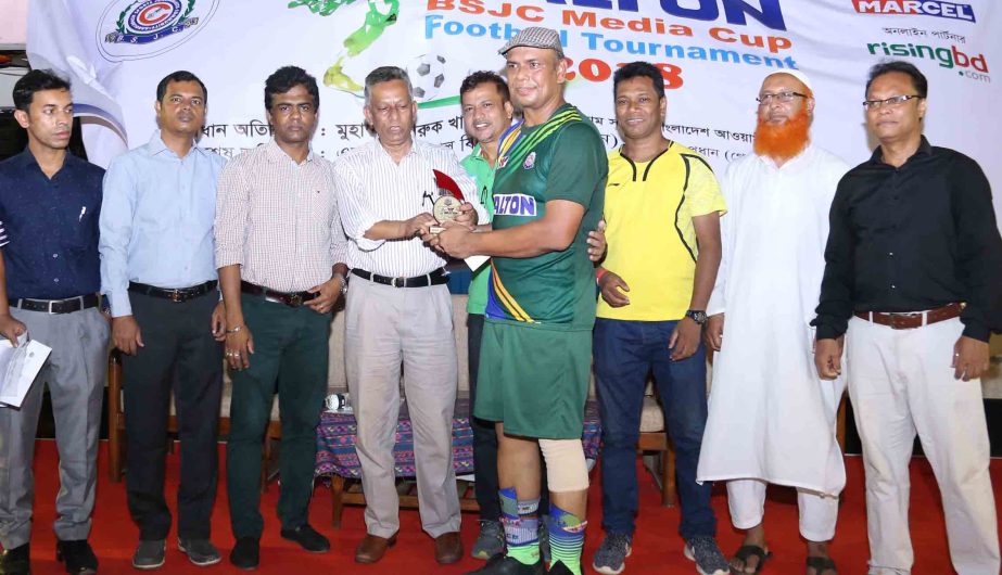 Kamal Hossain Talukdar of bdnews24.com receiving the Man of the Match award from General Secretary of Bangladesh Handball Federation Asaduzzaman Kohinoor at the Shaheed (Captain) M Mansur Ali National Handball Stadium on Thursday.