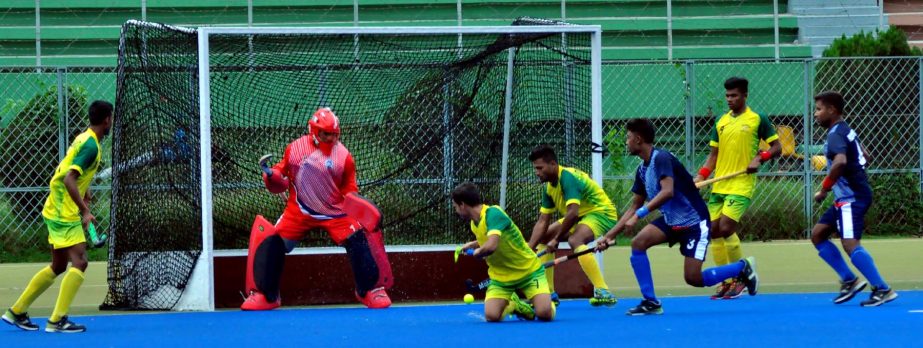 A moment of the match of the Green Delta Insurance Premier Division Hockey League between Sonali Bank and Bangladesh Police at the Maulana Bhashani National Hockey Stadium on Thursday.