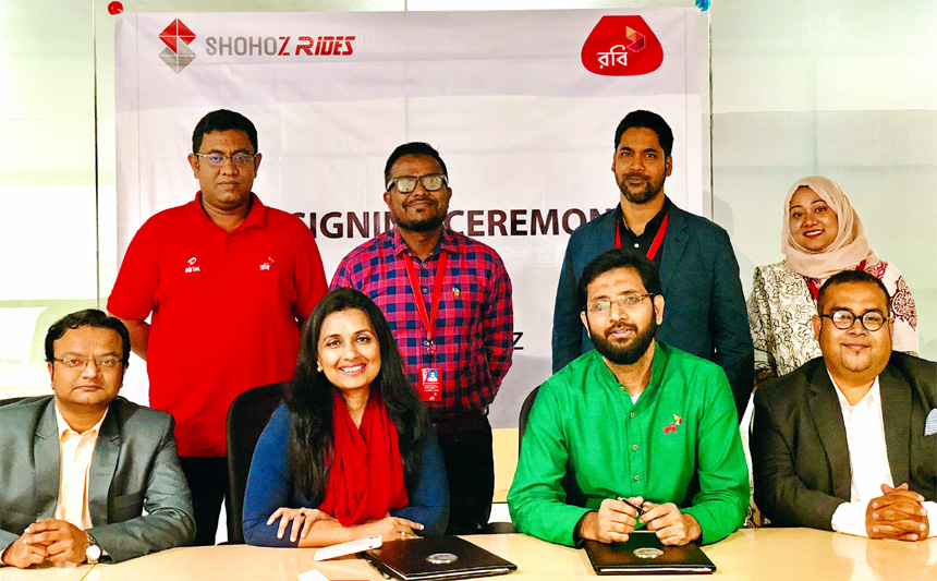 Ruhul Amin, Robi's Head of Corporate Strategy and Maliha M Quadir, Managing Director of Shohoz.com, app-based motorbike ride sharing service, sign an agreement at the Robi corporate office recently. Under the deal, Robi and Airtel users to get special di