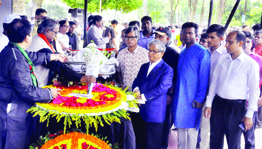 People from all walks of life including Vice-Chancellor of Dhaka University Prof Dr Akhtaruzzaman paying last respect to noted litterateur and National Professor Mustafa Nurul Islam by placing wreaths at his coffin at the Central Shaheed Minar in the cit