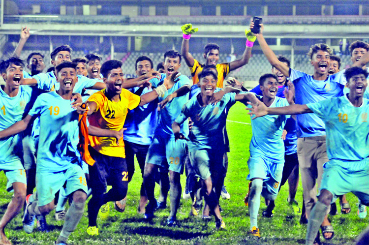 Players of Dhaka Abahani Limited celebrating after beating Arambagh Krira Sangha in the tie-breaker of the semi-final of the Walton Under-18 Football Tournament at the Bangabandhu National Stadium on Friday. Abahani beat Arambagh by 6-5 goals in the tie-b