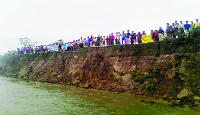 SUNDARGANJ (Gaibandha): Locals at Sundarganj Upazila formed a human chain demanding steps to check Teesta River erosion on Friday.