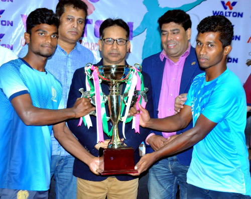 Captains of Abahani Limited and Farashganj Sporting Club and the officials of Bangladesh Football Federation and the official of Walton Group pose with the trophy of the Walton Under-18 Football Tournament at the conference room in BFF House on Saturday.