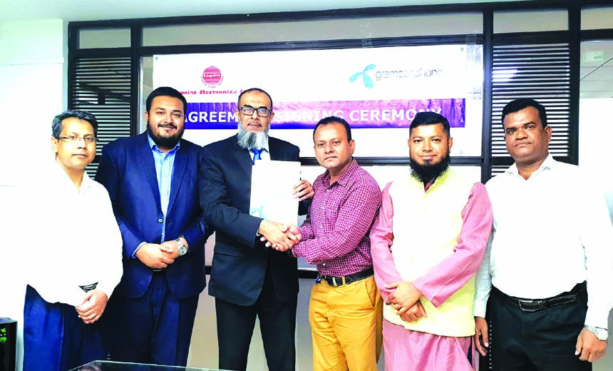 Manzurul Karim, GM (Sales and Marketing) of Esquire Electronics and Rezwan Md. Chowdhury, Head of Loyalty Management of Grameenphone Limited, exchanging a partnership agreement signing documents at the Esquire head office in the city recently. Under the d