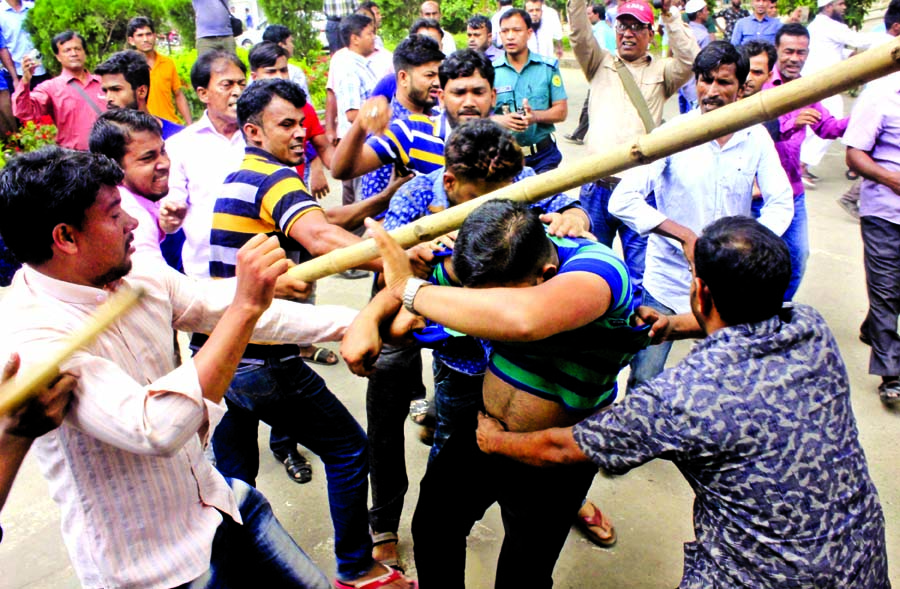 Two groups of Muktijoddha Santan (Prajanmo 71) engaged in clashes to establish their supremacy in front of Jatiya Press Club on Sunday.
