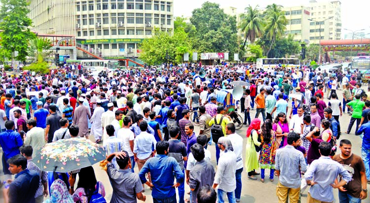 Quota protesters put barricade at Shahbagh intersection on Monday demanding gazette notification abolishing the quota system for government jobs.