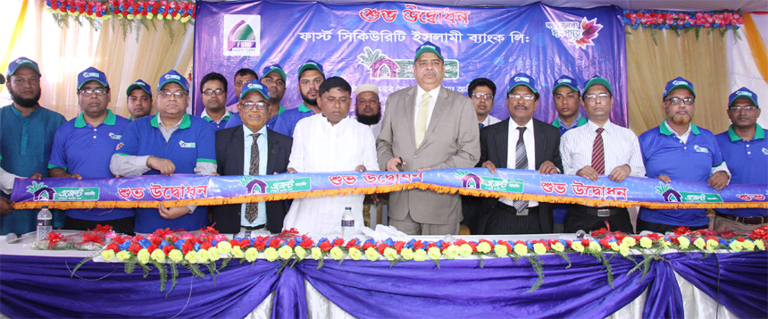 Syed Waseque Md Ali, Managing Director of First Security Islami Bank Limited, inaugurating its Agent Banking outlet at Notunhat in Raozan in Chattogram. Mohammad Hafizur Rahman, EVP, Md. Wahidur Rahman, Chattogram Zonal Head, Ali Nahid Khan, Head of Alter